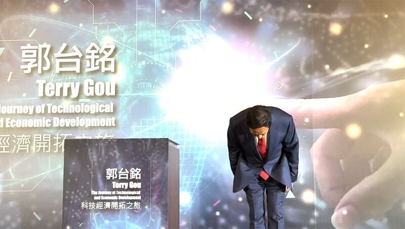 鸿海集团创办人郭台铭5日在台湾桃园机场召开记者会,对4年前党内初选失利负气退党,鞠躬向国民党朋友致歉,并宣布争取国民党提名参选2024总统。(记者夏小华摄)