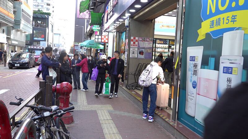 中國的「衛生棉醜聞」在11月初開始傳出,記者近日到旺角及上水一帶視察,見到不少到港掃貨的拖篋客。(衛斯攝)