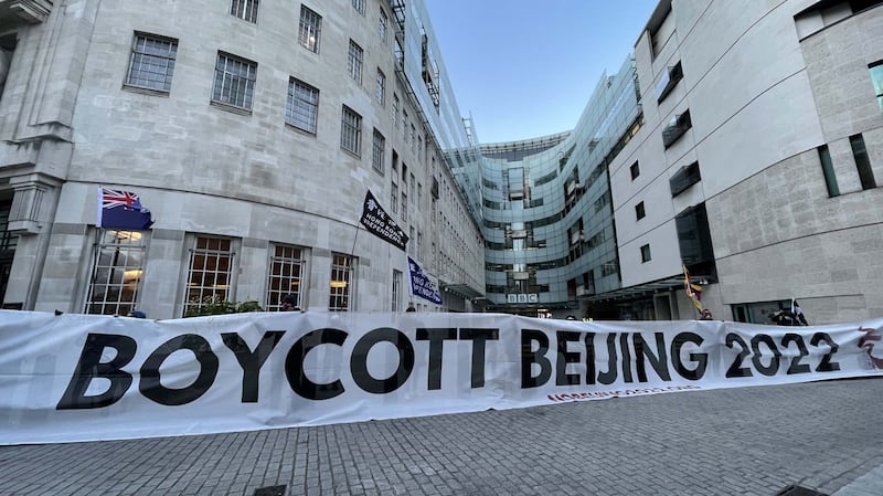 约20名在英藏人、维吾尔人和港人组织代表,周五(10日)下午到英国广播公司(BBC)总部,并拉起写有“抵制北京2022冬奥”(Boycott Beijing 2022)字句的巨型横幅,呼吁英国广播公司不要转播北京冬奥仪式和赛事。(吕熙摄)