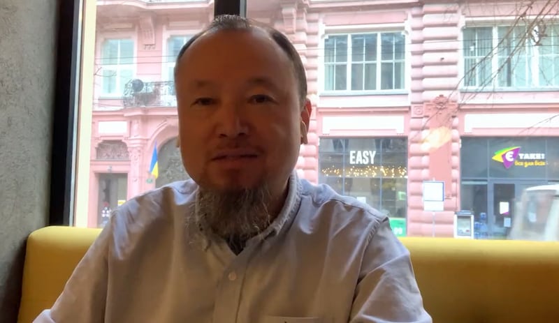 目前正在乌克兰的旅美中国异议人士何岸泉(视频截图)