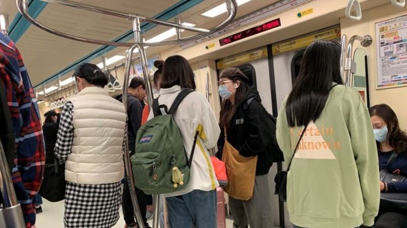 台北捷运乘客几乎都配戴口罩。(记者 黄春梅摄)
