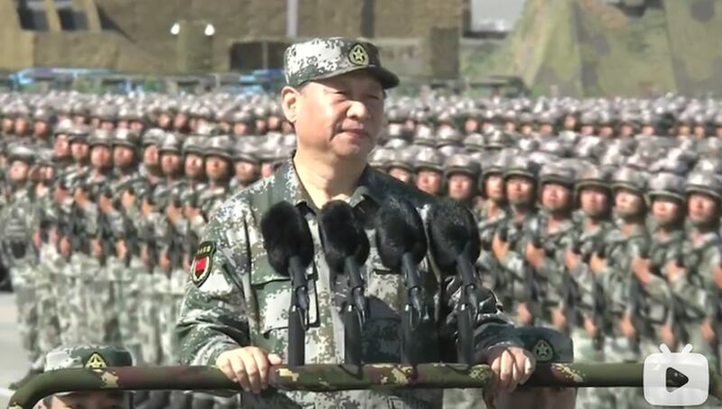 解放军目前全面进入军事训练转型阶段。图为习近平2017年朱日和沙场阅兵。(视频截图)