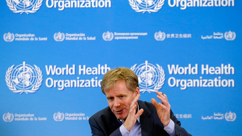 世卫组织高管艾尔沃德,上周末接受香港电台记者采访,当被问及“世卫组织是否会重新考虑台湾的会员问题”时,艾尔沃德径自挂断电话。对此,世卫组织本周一发表声明回应,称台湾的世卫成员资格问题取决于世卫成员国,而不是世卫组织工作人员。图为,世卫助理总干事布鲁斯.艾尔沃德(Bruce Aylward)在日内瓦总部举行的新闻发布会上发表讲话。(路透社)