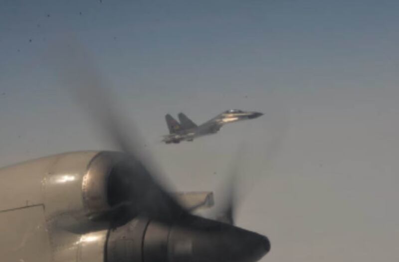 1架中国战斗机对在东海合法作业的美国飞机进行胁迫性拦截,距离仅23米。(美国国防部图片)