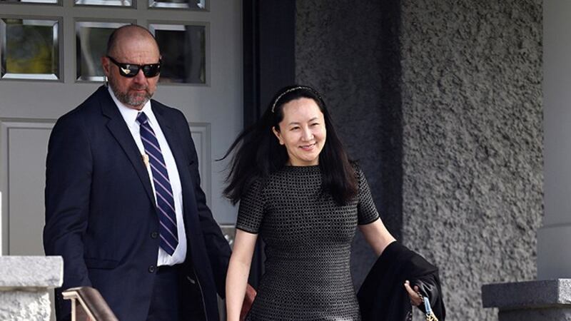 2019年5月8日,中国华为公司高管孟晚舟离开她在加拿大温哥华的住所前往当地法庭。(路透社)