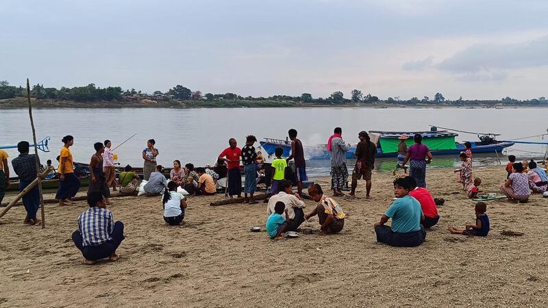 ဘုတလင်မြို့နယ်မှ စစ်ဘေးဒုက္ခသည်များကို ၂၀၂၄ ခုနှစ်၊ မေလ ၂၁ ရက်နေ့က တွေ့ရစဥ်။ (Photo: Facebook/ The Helpers For Spring)