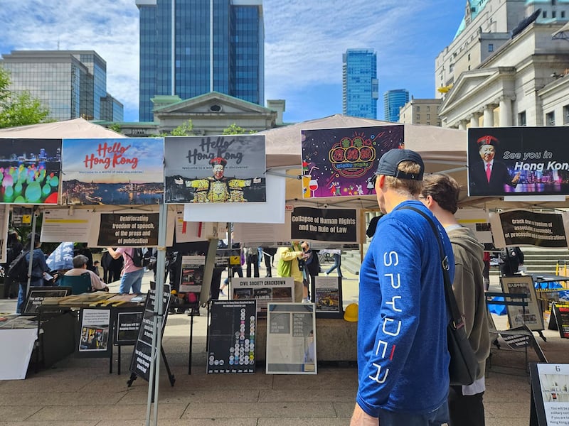 来往路人不时会关注会场上提到的香港处境，主办方希望加拿大人不要只听到中国的大外宣。 (记者柳飞拍摄)