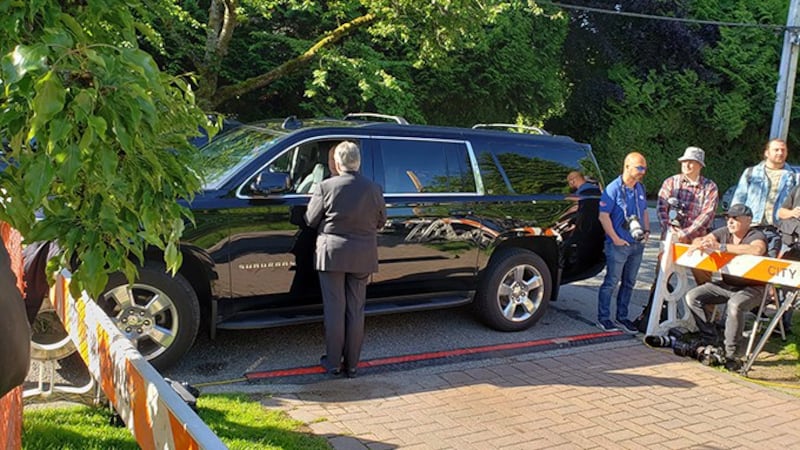 2020年5月27日,保安人员一早就将接载孟晚舟前往法院的汽车停在孟晚舟的住宅外。 (柳飞拍摄)