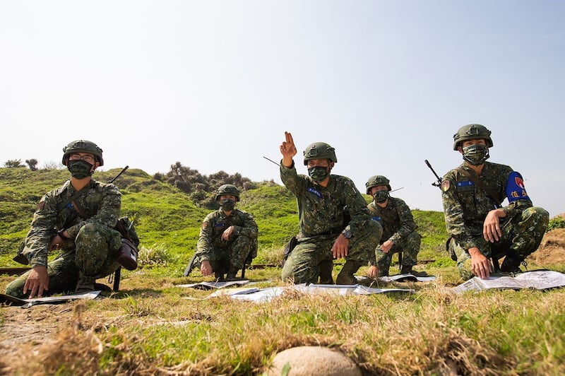 台湾陆军第六军团步兵第206旅“新制教育召集训练”,连长召集干部下达预备命令。(军闻社记者黄劭恩摄、国防部提供)