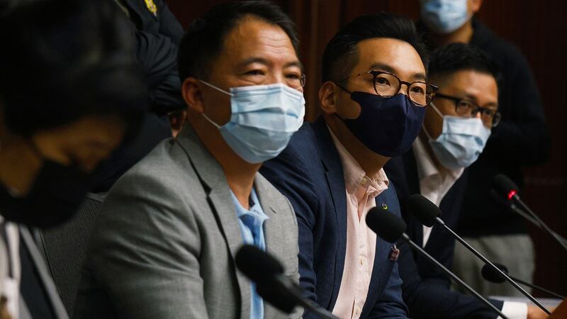 2020年11月9日,民主派议员召开记者会,民主党主席胡志伟(左二)表示,自十月新会期开始后,民主派一直尽力兑现对港人承诺,制衡和监察港府。(路透社图片)