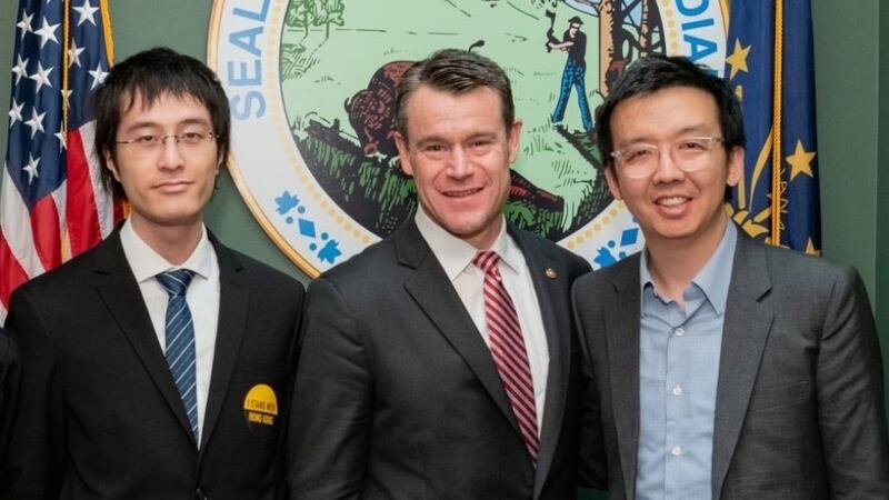 李宇轩(左)曾与正被香港警察引用国安法通缉的朱牧民(右),在美国为香港民主运动开展游说工作。(粤语组提供)