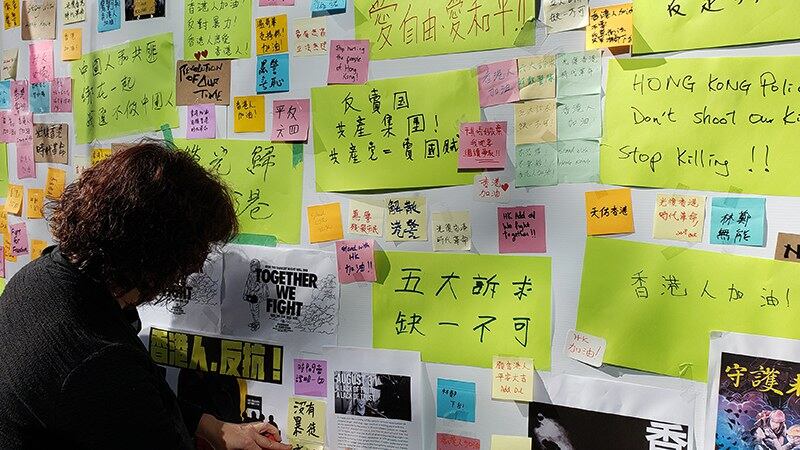 加拿大列治文市的设连侬墙活动(记者柳飞摄影)