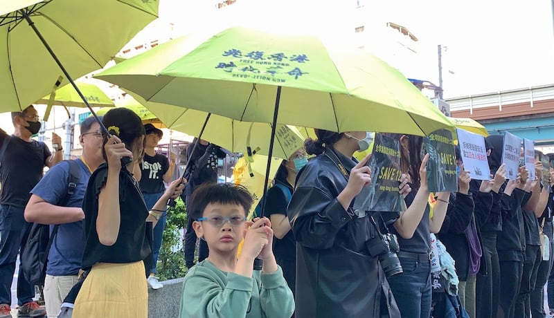 八岁台湾蔡小弟参加撑香港吁释放十二港人游行。 (记者夏小华摄)