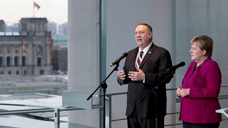 2019年11月8日,美国国务卿蓬佩奥(左)与德国总理默克尔在举行会谈前与记者见面。(美联社)