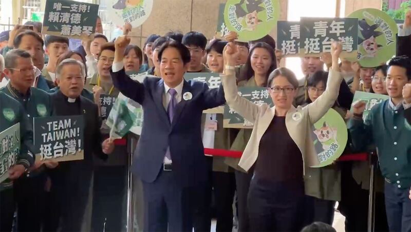 11月21日,民进党籍总统、副总统候选人赖清德、萧美琴完成2024总统大选登记,与现场支持者呼口号。(记者李宗翰摄)