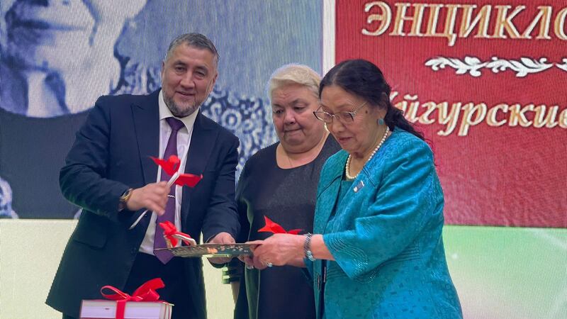 پېشقەدەم ئۇستاز تۇرسۇنئاي تېيىپوۋا (ئوڭدىن بىرىنچى)نىڭ «ئۇيغۇر ئالىملىرى» ناملىق ئېنسىكلوپېدىيە كىتابى تونۇشتۇرۇش پائالىيىتىدە لېنتا كېسىش مۇراسىمى. 2024-يىلى 30-نويابىر، ئالمۇتا.