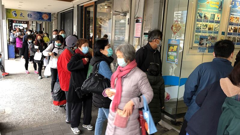 台湾民众排队买消毒液。(记者李宗翰摄)