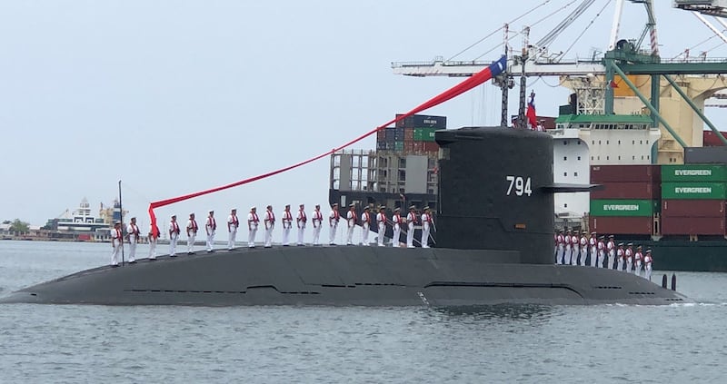 2019年5月9日，海虎军舰向蔡英文总统致敬。（RFA资料照）