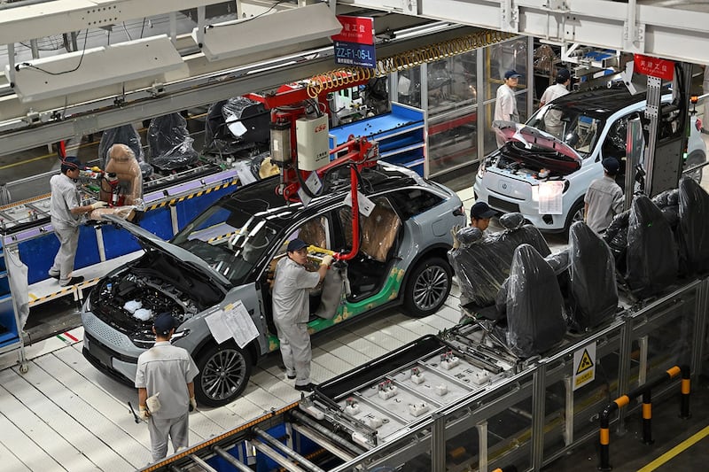 中国零跑汽車公司的工作人员在浙江省金华市的生产线上作业，摄于2024年9月18日。(法新社图片)