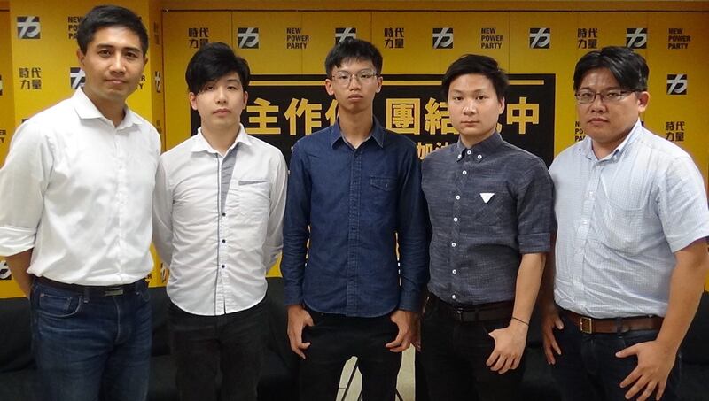 时代力量党主席邱显智(右一)、港青陈家驹(右二)、钟翰林(中)、吕俊贤(左二),19号在台北时代力量党部对谈。(记者夏小华摄)