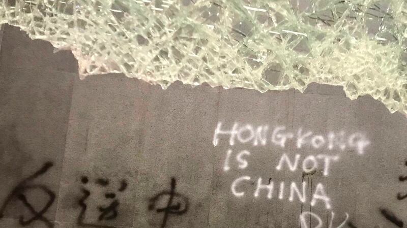 香港立法会上的涂鸦“反送中”和英文的“香港不是中国”。(美联社)
