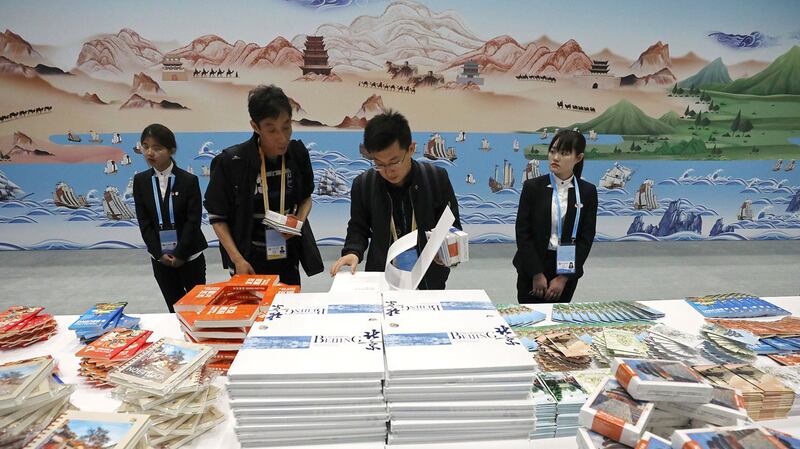 目前,已有126个国家和29个国际组织同中方签署了“一带一路”合作文件。中国同共建“一带一路”国家贸易总额,超过六万亿美元。(路透社)