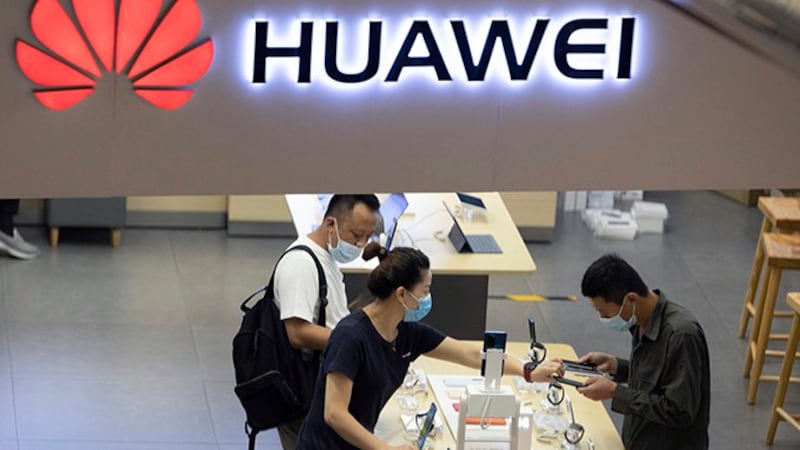 2020年7月15日,北京的一家华为商店正在营业。(美联社)