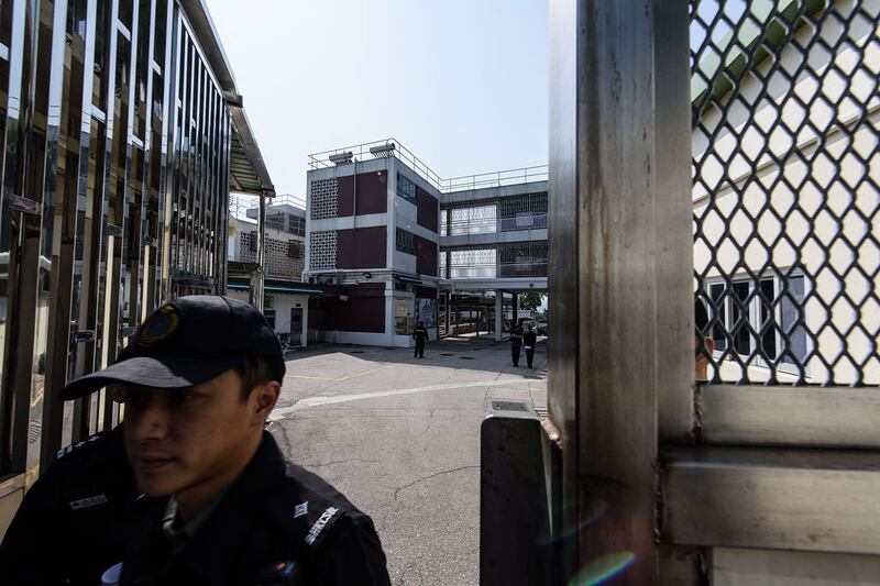 资料图片:香港惩教人员打开哥连臣角惩教所的大门。(法新社)