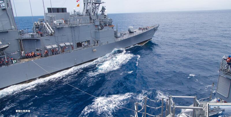 在台湾,国防部22号于东部海域,执行海空联合操演。(国防部提供)