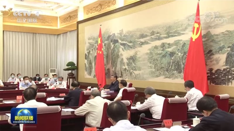 2020年7月30日,中共中央政治局召开会议,除了决定今年10月召开中共五中全会,还提出五中全会主要议程是研究关于制定“十四五”规划,和2035年远景目标的建议。(视频截图)