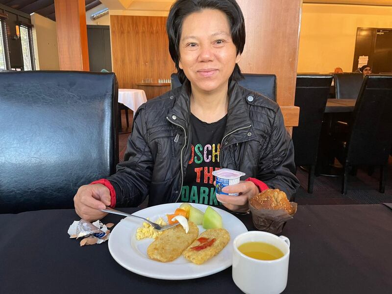 韦亚妮享受落地温哥华後的第一顿餐点,她说,终於不再担心受怕,可以好好做人丶安心生活。 (韦亚妮独家提供)