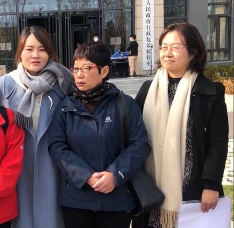 德国外长访华期间，“709案”涉案律师家属李文足（左）和王峭岭（右）遭当局软禁。 （王峭岭独家提供， 拍摄日期不详）