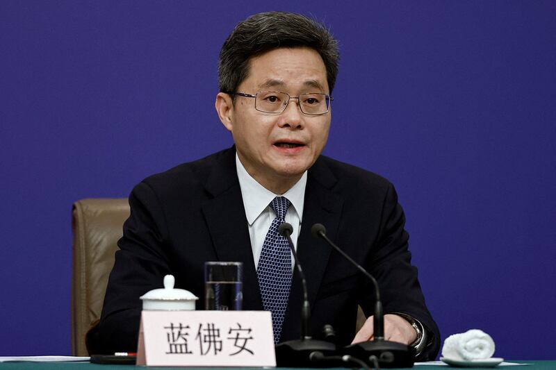 对于外界关注地方债风险的问题,财政部部长蓝佛安表示,已通过各地努力发债和再融资政府债券等方法,逐步化解地方债隐性债务的风险,已要求各地方政府加强做好过紧日子的工作。(路透社)