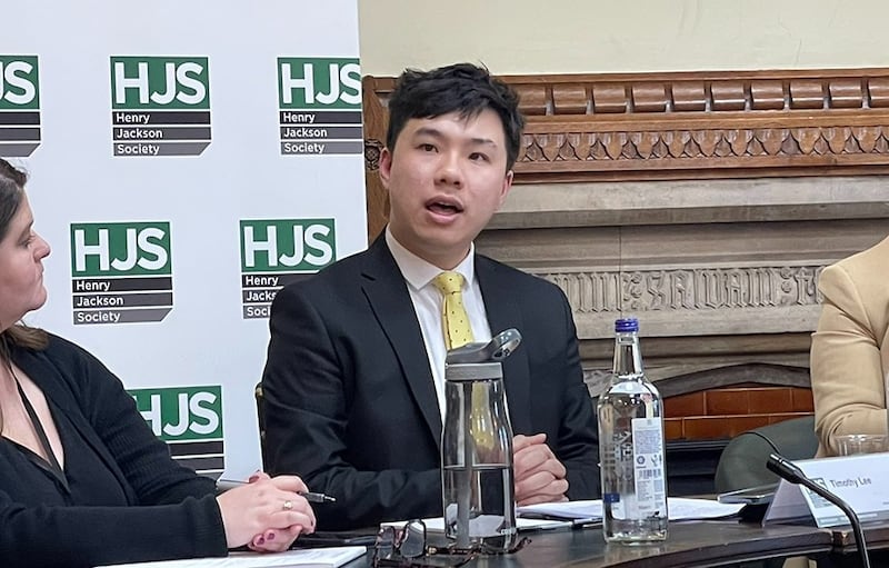 在英国国会大厦举行的一场智库研讨会上，流亡英国的前香港区议员李轩朗，形容香港正上演一场“扰民政治秀”。 (吕熙摄)