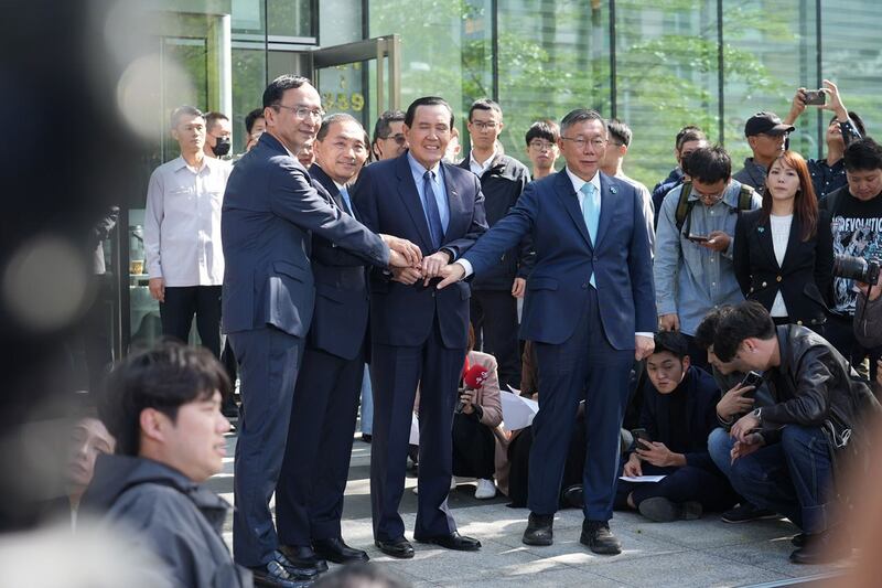 蓝白合作达成民调决胜负共识,外界看好国民党总统参选人侯友宜(左二)出线。(国民党文传会提供)