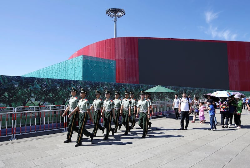 2019年8月27日，中国武警在天安门广场附近巡逻。（路透社）