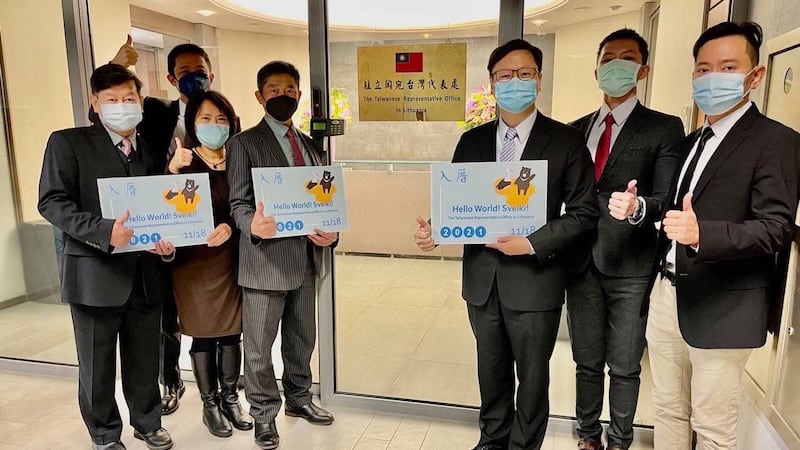 驻立陶宛台湾代表处正式挂牌,图为首任代表黄钧耀(右三)与工作人员合影。 (台湾外交部提供)
