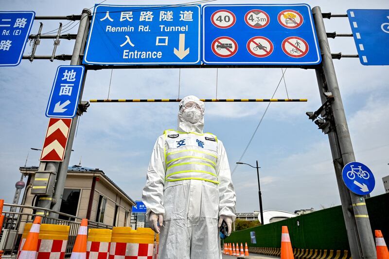 一名交警在上海浦东2022年3月28日封城期间指挥交通(法新社)