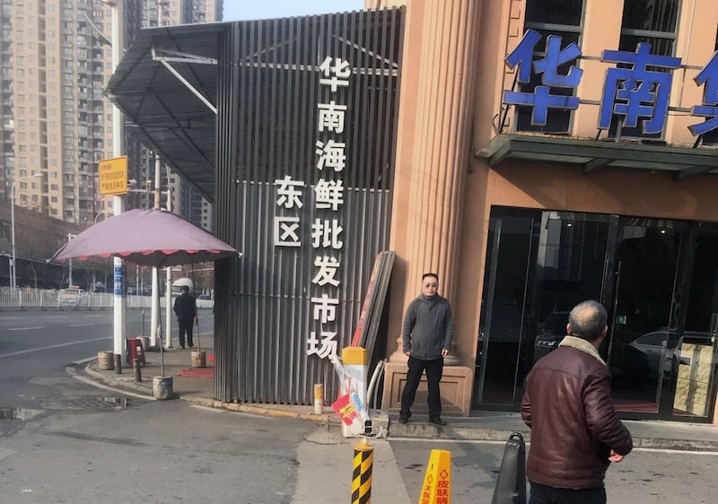 图为爆发疫情的武汉华南海鲜城,华南海鲜市场内已经停业。(志愿者提供/记者乔龙)