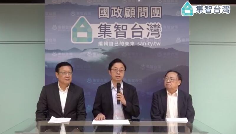 韩国瑜竞选阵营国政顾问团张善政(中)、陈一新(右)、介文汲(左)20号召开记者会批评蔡政府一周被断2友邦。(张善政脸书直播截图)