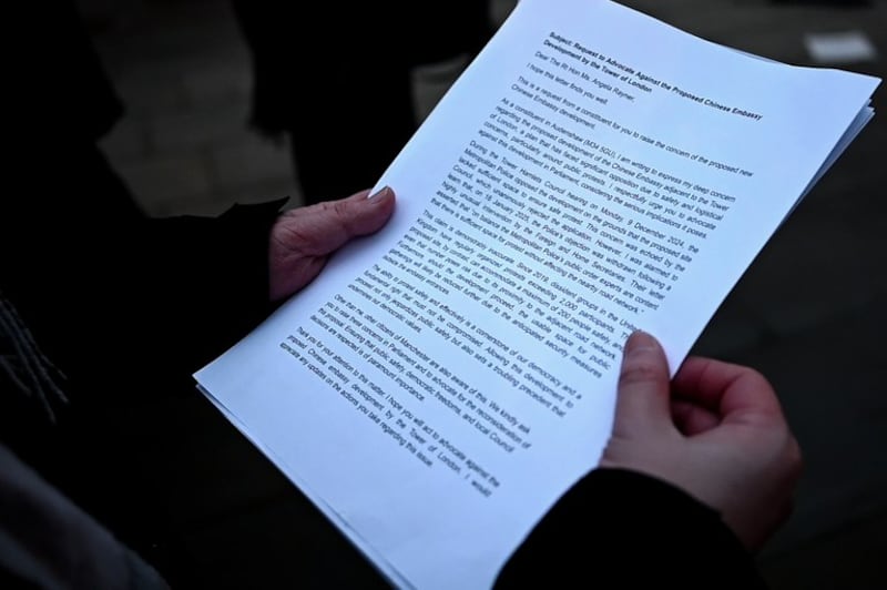 两名港人到英国副首相雷纳的国会议员办事处交联署信。