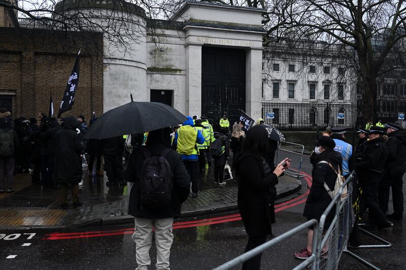警方在集會開始前以鐵欄設立示威區，在集會前及首5分鐘人群的確未有擠出馬路。（梁銘康攝）