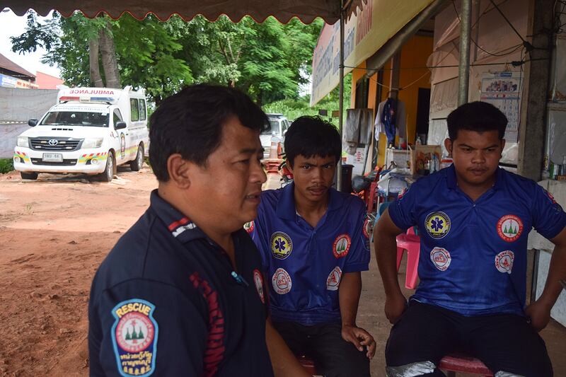 ကန်ချနပူရီ ကယ်ဆယ်ရေးဖောင်ဒေးရှင်းအဖွဲ့မှ စေတနာ့ဝန်ထမ်းတစ်ဦးဖြစ်သူ Kwanchai Teerasilp (ဝဲ) နှင့် အခြားစေတနာ့ဝန်ထမ်းများက အမြန်လမ်းမကြီး အမှတ် ၃၂၃ တလျှောက် ဖြစ်ပေါ်သည့် ယာဉ်မတော်တဆမှုများတွင် ကူညီဆောင်ရွက်လျက်ရှိသည်။ (Kiana Duncan/RFA)