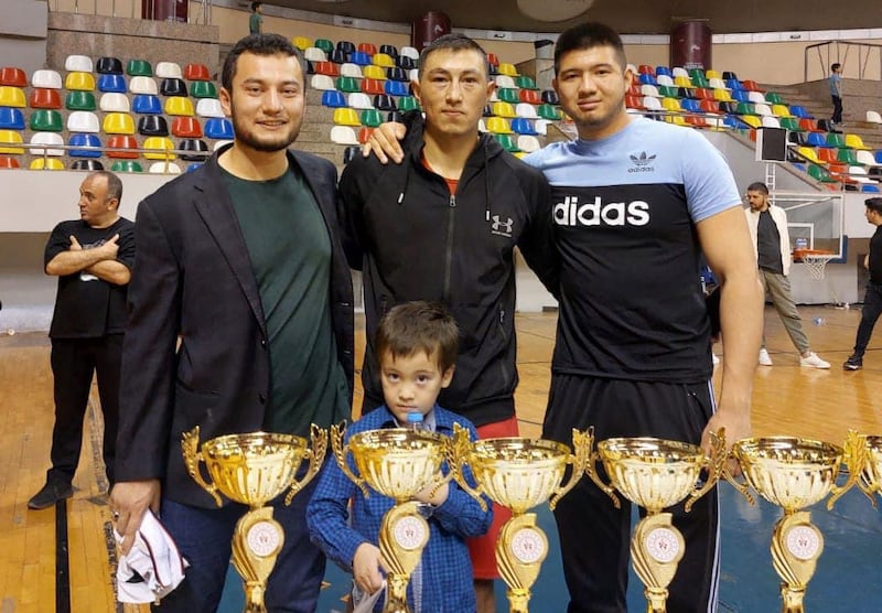 ئۇيغۇر بوكس ماھىرى فارۇق تۇردان(ئوتتۇرىدا) ئىستانبۇلدا ئۆتكۈزۈلگەن بوكس مۇسابىقىسىدە 80 كىلوگراملىقلار بويىچە ئىستانبۇل چېمپىيونى بولدى. 2023-يىلى 14-ئۆكتەبىر، ئىستانبۇل، تۈركىيە.