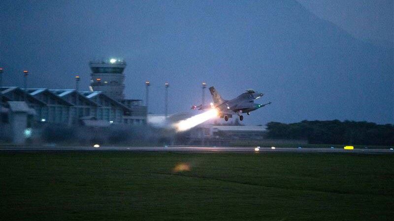 台湾空军第五战术混合联队F-16战斗机于2020年3月24日清晨5点30分紧急升空,实施防空拦截演练。(台国防部提供)