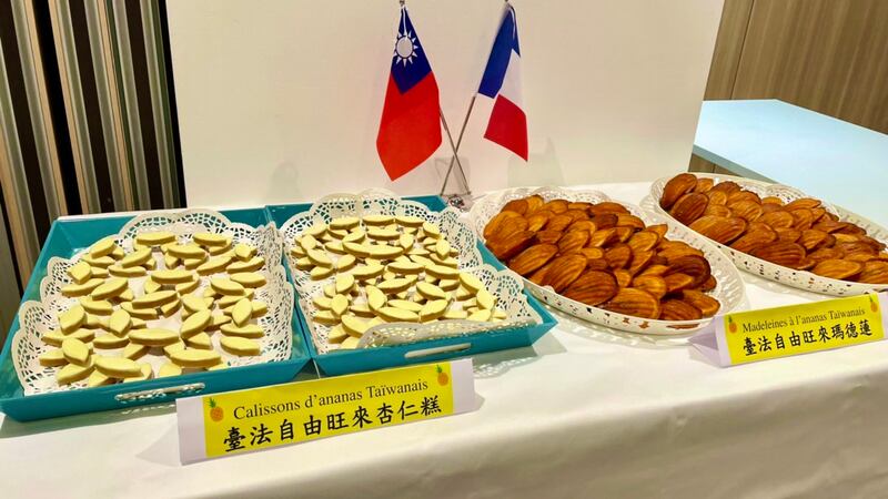 会场摆设台法自由旺来玛德莲和台法自由往来杏仁糕。(蔡凌提供)