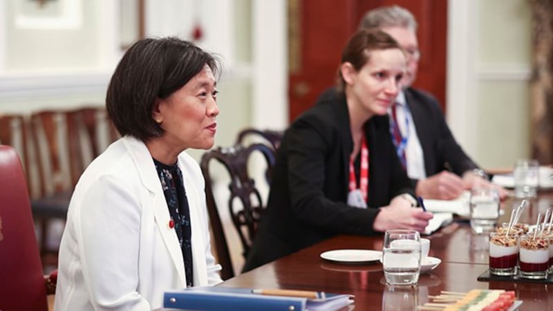 贸易代表戴琪(Katherine Tai )(左)表示,美国明年初有望推出“新印太经济框架”,将与理念相近的民主伙伴打造开放与包容性的多边整合机制。(美联社图片)