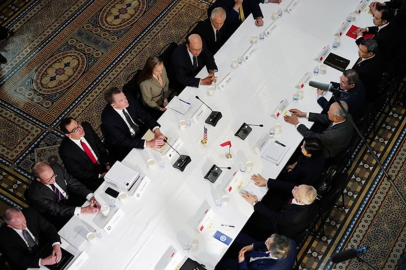 2019年2月21日,美国贸易代表罗伯特·莱特希泽带领的美方谈判人员与中国国务院副总理刘鹤带领的中方谈判人员在华盛顿艾森豪威尔行政办公大楼进行贸易谈判。(AFP)