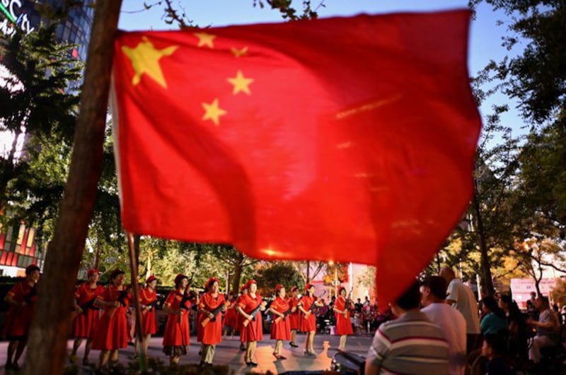 街道办人员在北京街头为七一中共党庆进行排练(法新社图片)