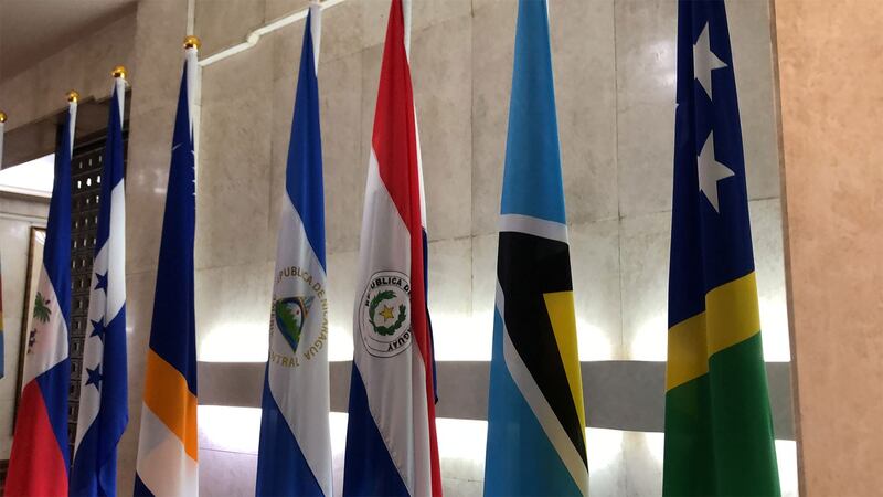 台湾外交部16号宣布与所罗门断交记者会前,仍可见外交部大厅竖立所罗门国旗(右一)。(记者夏小华摄)